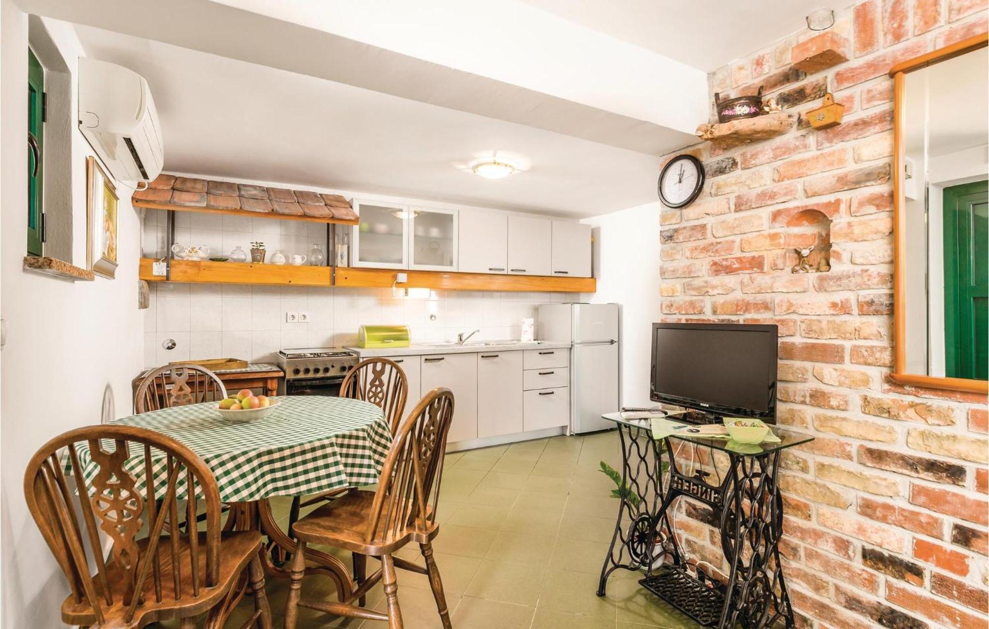 1 Bedroom Gorgeous Apartment In Lovran Bagian luar foto